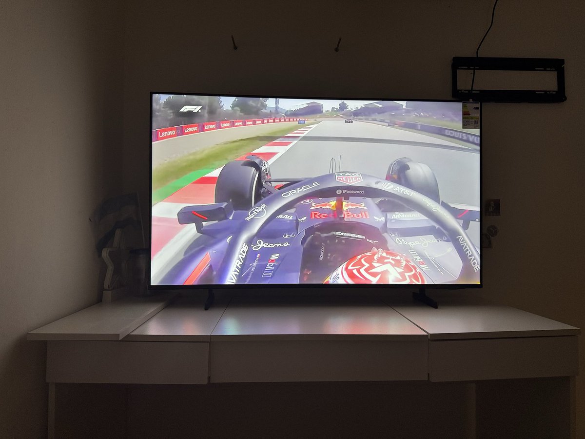 francofosi's tweet image. me compré un tele más grande para ver f1 ya no puedo esperar para q ferrari me desilusione en 50”😍😍