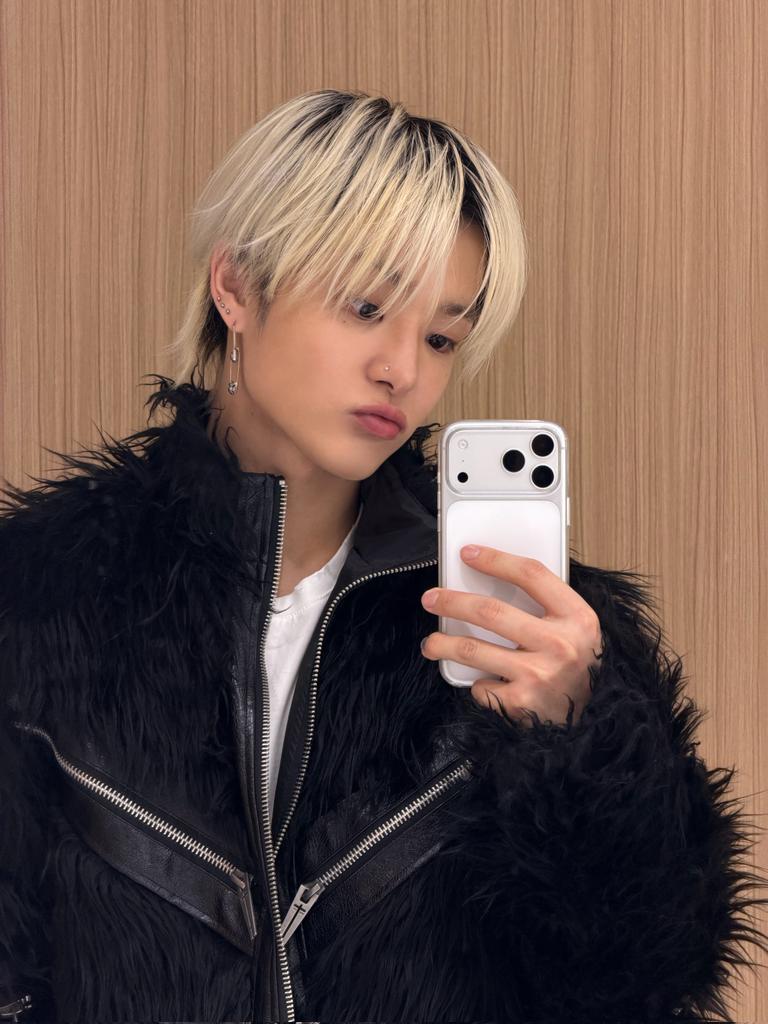 EUXIHO's tweet image. ᅠ
ᅠ
ᅠᅠᅠᅠᅠ      # EUXIHO UPDATE
ᅠ

Pierwszy zakup kurtki w nowym roku. Wyglądam w niej jakbym ukradł ją jakiejś milionerce, ale przynajmniej można spokojnie wychodzić na mróz.
ᅠᅠᅠᅠᅠ
ᅠ