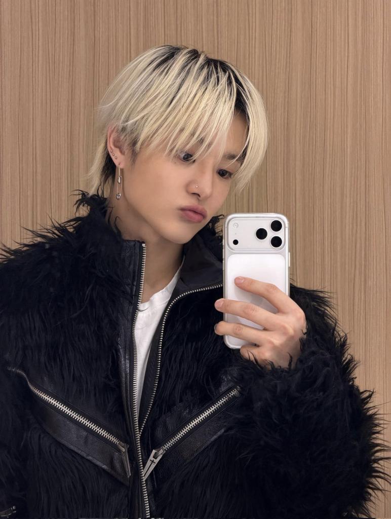 EUXIHO's tweet image. ᅠ
ᅠ
ᅠᅠᅠᅠᅠ      # EUXIHO UPDATE
ᅠ

Pierwszy zakup kurtki w nowym roku. Wyglądam w niej jakbym ukradł ją jakiejś milionerce, ale przynajmniej można spokojnie wychodzić na mróz.
ᅠᅠᅠᅠᅠ
ᅠ