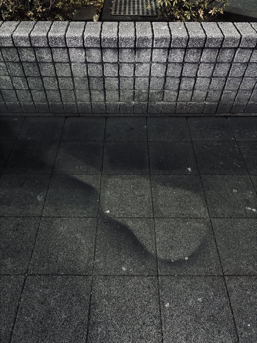 _Akira_Yamanaka's tweet image. さすが高円寺。駅前にギター地縛霊……って、どうなってんの、コレ！？