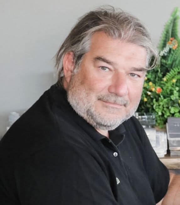 Καραχάλιος:
«Ο Μητσοτάκης χρέωσε μέχρι και το ποπ κορν και την κόκα κόλα στα έξοδα του ταξιδιού του στις ΗΠΑ».
Γαλαζαίοι:
«Μυθομανής και συκοφάντης ο Καραχάλιος».

Καραχάλιος:
«Η Καρυστιανού συμβουλεύεται γερόντισσα με αραμαϊκά».
Γαλαζαίοι:
«Δίκιο έχει ο κύριος Καραχάλιος μας».