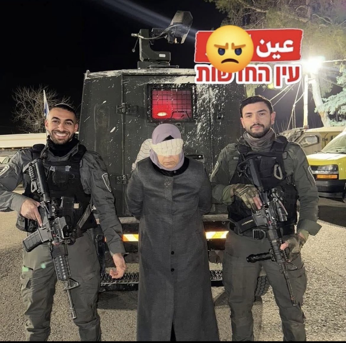 Bu Filistinli kadın, 30 yıl önce İsrail askerleri tarafından katledilen eşini anmak için Facebook'ta bir anısını paylaştı.

Saatler sonra, ağır silahlı İsrail askerleri eve gelip kadını tutukladı ve terbiyesizce alay ettiler!
İran’a bunlar “özgürlük” getirecek öyle mi?