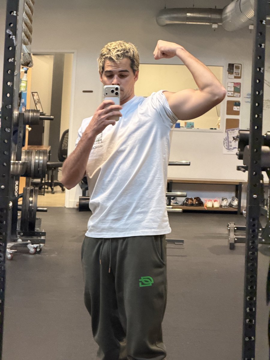 daltoosh's tweet image. Used to be the smallest guy in the gym. 

I still am but it’s closer