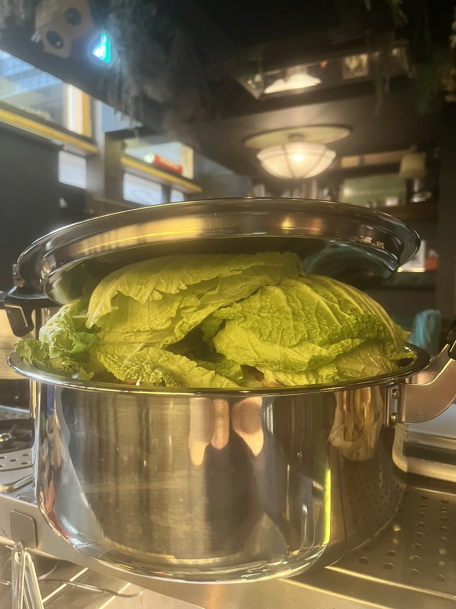 fuji04142's tweet photo. 先日の貸切にて、白菜とフランクフルトの鍋を創作しました！とろっとろの美味しい鍋、皆様の笑顔に癒されました♪
リュウジ、まだ信じてるからな
#リュウジ信じてる https://t.co/pQFtUB2HU4