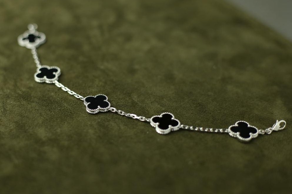 cryptoaladeen's tweet image. Bracelet (or 10 $SOL if you are out of the US) Giveaway! 

All you need to do is make sure you follow @AtelierAmiri 

1 winner will be announced in 24 hrs 

Good luck