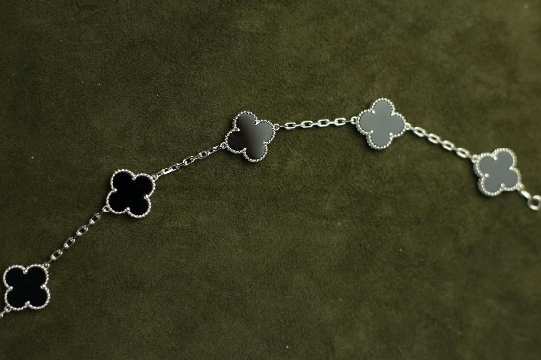 cryptoaladeen's tweet image. Bracelet (or 10 $SOL if you are out of the US) Giveaway! 

All you need to do is make sure you follow @AtelierAmiri 

1 winner will be announced in 24 hrs 

Good luck