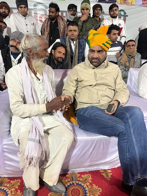 यह तस्वीर मानवता की खूबसूरत मिसाल है! हनुमान बेनीवाल जी ने इस गरीब भाई को अपने साथ बिठाकर दिखाया कि सच्ची सेवा और समानता का मतलब क्या होता है। दिल छू लेने वाला पल...  #HumanityWins 
#हनुमान_का_जयपुर_कूच 
#हनुमान_का_जयपुर_कूच