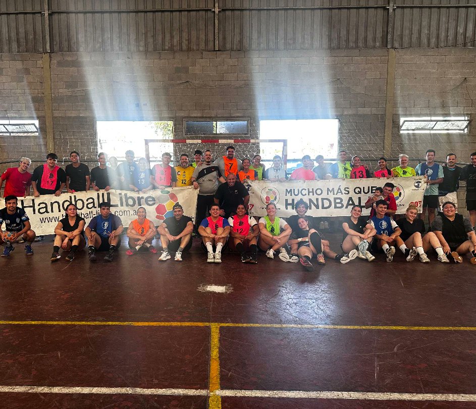 Lo difícil que es sacar fotos a contraluz eh 🤣.
¡Primero del año! Dos canchas, un montón de gente y un montón de calor 🤣.
Mucho más que handball.