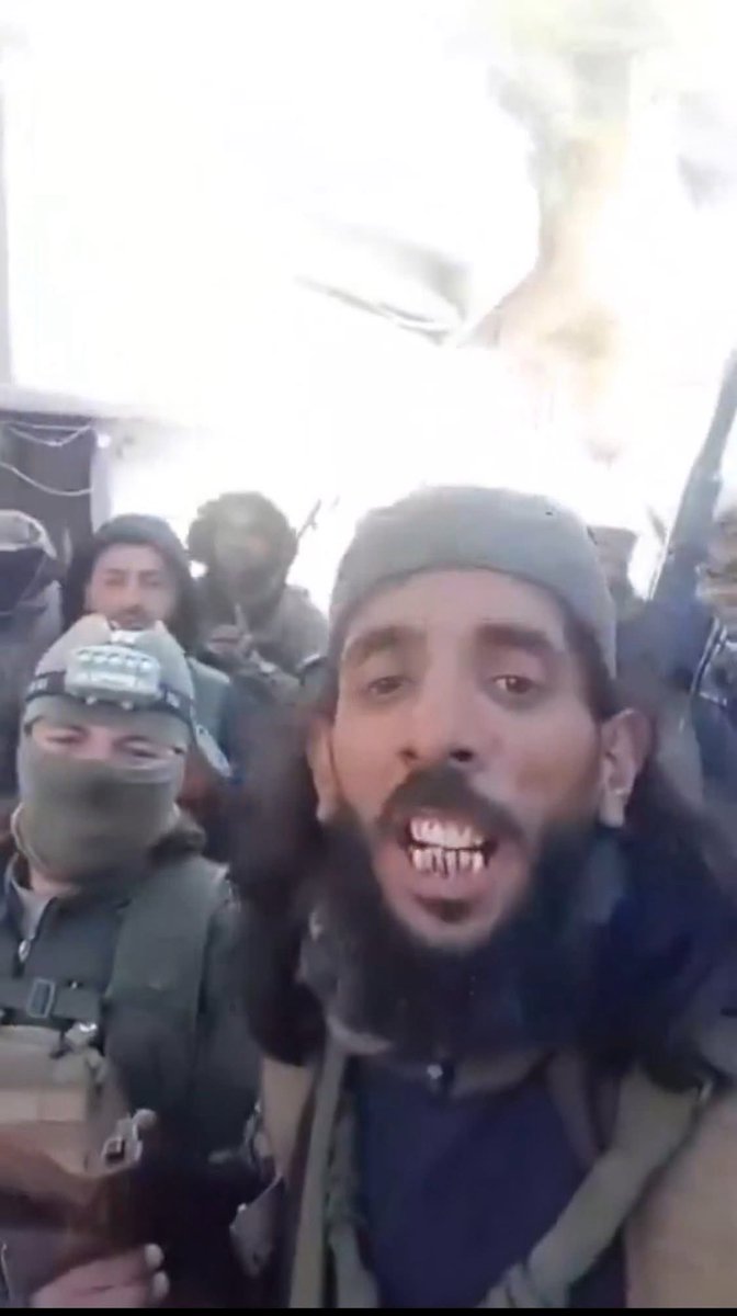 "Kürtler şeytanla savaşıyor denilse, şeytana tapacak kadar" Kürt fobisi olan, vasat, müptezel, meczup hem seküler hem de Sünni Müslüman faşistler var..

"Irkçılık "ayrı bir fobi zaten.!