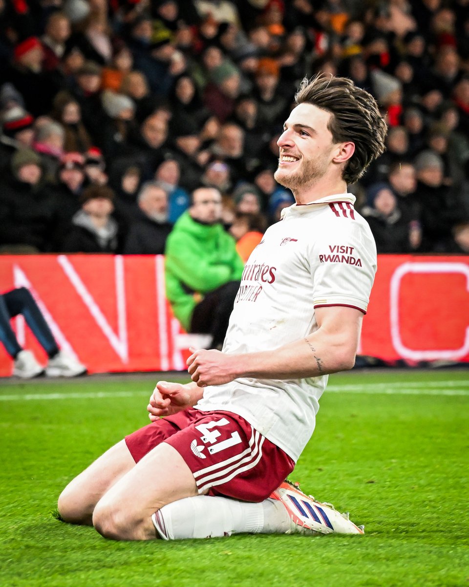 Footballtweet's tweet image. 🏴󠁧󠁢󠁥󠁮󠁧󠁿🥳 Happy birthday to Declan Rice, who turns 27 today. 

🗣️ Mikel Arteta: “Declan has transformed us. His leadership, intelligence and consistency raise everyone around him.”

🗣️ Pep Guardiola: “Declan Rice is an exceptional player. He can do absolutely everything in midfield.”…