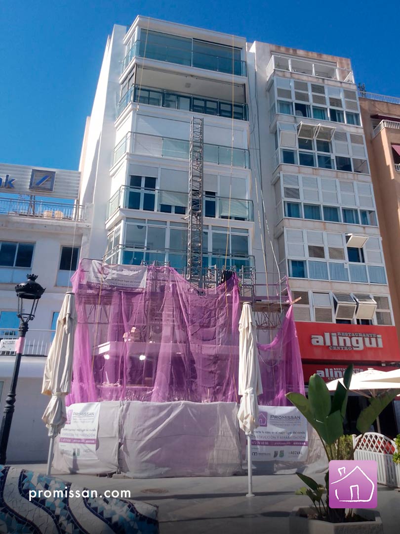 Promissan's tweet image. No hay nada como ver la evolución de una #rehabilitación de #edificio. 
En este edificio de #Torrevieja ya no tienen que preocuparse por la #seguridad y #habitabilidad, ahora ambas están garantizadas. 
Obras en ejecución ▶ promissan.es/portfolio-item…