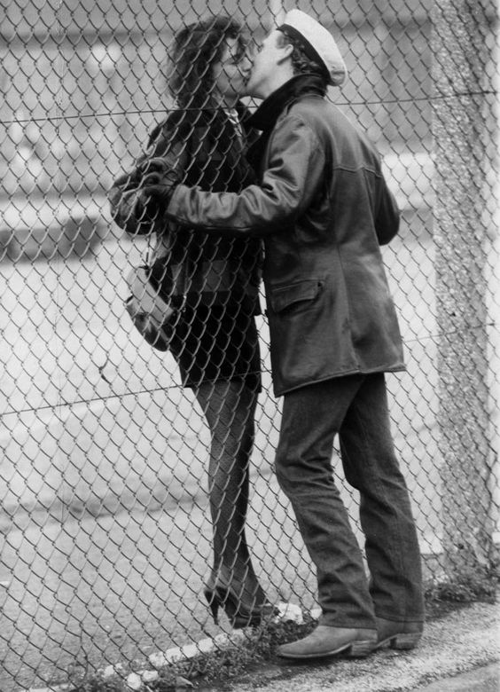 "Pero me acordaba de cuando me decías: “Ya habrá tiempo para estar tristes. Años para estar tristes. Y toda la muerte, que es tan larga. Ahora no. No tenemos derecho”. Y me acordaba de cuando rompíamos la máquina del tiempo y nos queríamos siempre".

   — Eduardo Galeano.