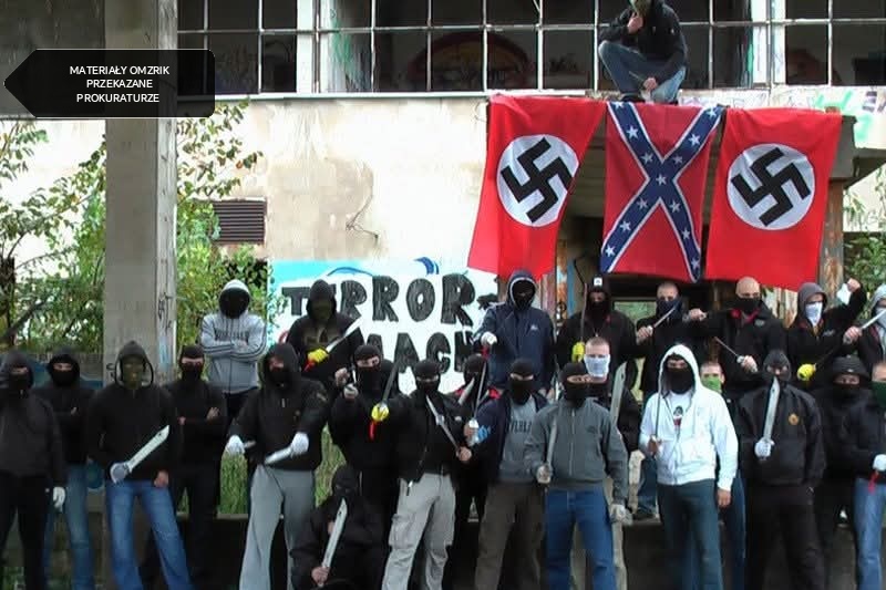 PREZYDENT NAWROCKI ŚCISKAŁ SIĘ Z SZEFEM BIAŁOSTOCKICH NEONAZISTÓW - WITAMY W BRUNATNEJ POLSCE 🇵🇱

Szokujące nagranie Prezydenta RP Karol Nawrocki, spotykał się z białostockim neonazistą Tomaszem Piętką pseudonim "Dragon".

W sieci wrze po tym, jak pojawił się w niej filmik, na