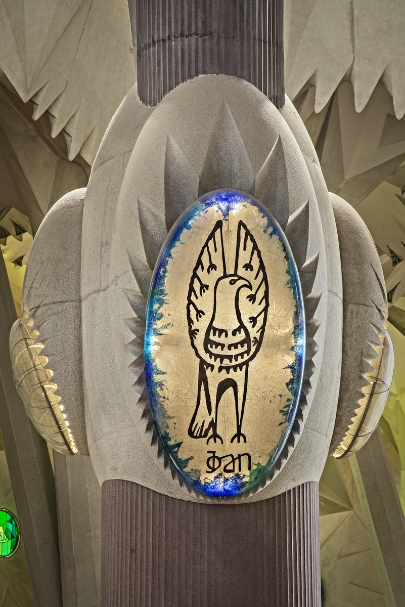 Did you know that the knots of the four columns of the crossing to the nave contain the symbol of the tetramorph by which we identify each of the Evangelists? 👀 The designs are the work of Domènec Fita.