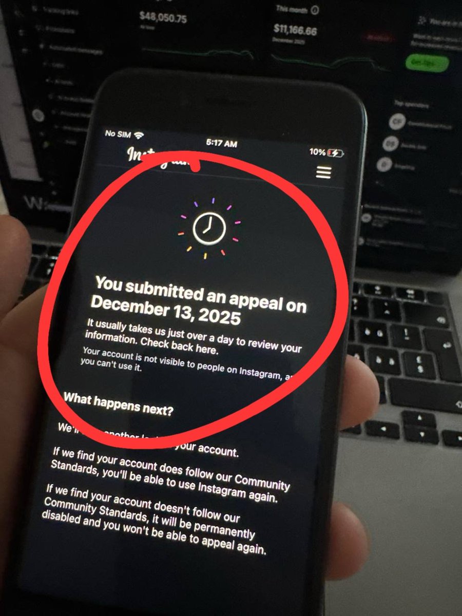 7Wolftx's tweet photo. Bir baktınız AI Influencer Hesabınız sürekli Yasaklanıyor… Ne Yapacaksınız? 😬

Sıfırdan hesap açtığınızda bu yazımı alıp odanızın duvarına asıyorsunuz. ✅

WOLF INSTAGRAM MASTER CLASS’a HOŞ GELDİNİZ 👑 💎

Şimdi ban yemeden, sıfırdan AI Influencer’ınızın Instagram hesabını kuralım. 💫

Öncelikle anlamanız gereken bir şey var. Neredeyse ilk 3 ay başınızda, elinde sopasıyla bekleyen çok gaddar bir adam var. Bu adam pisliğin teki ve bu bir robot. Bunun hiçbir vicdanı, duygusu yok. P*çin teki. Bu ne yemek yer ne su içer; bu sadece kendisine benzeyen robotik kişileri öldürmek istiyor. Tek görevi bu. 🤨

Instagram hesabınızı açmaktan başlayalım. Mevcut yaptığımız bu iş gereği sonuçta bu bir AI. Olur ya yarın bir gün bir şeyler ters gider, herhangi bir hesabınızda bir sıkıntı olur, bu gaddar emmiyle ters düşersiniz… Şunu bilin ki her yeni hesabınız için yeni bir Gmail oluşturun ve hesabınızı onunla kurun. Yoksa dediğim gibi, eğer bir hesabınızda bu gaddar lavukla ters düşerseniz, bu gidip bakabilir: “Bu mail başka hangi hesaplara kayıtlı?” Ben onu da bir tutup indireyim der. Abi adam haklı, işini yapıyor. Ne diyeceksin?

Anlaşıldı mı? Her yeni hesabı, yeni bir mail adresiyle kuruyorsunuz. Tertemiz bir şekilde. 👍

Bu gaddar lavuğun en sevdiği şey ne biliyor musunuz? Doğallık.
Ya diyor ki, "Ben robotik bir sistemim ve buranın tek robot ağası, paşası benim. Sen sakın bana benzeme. Vallahi o zaman ben sana dokunmayacağım. Ama benzersen kelleni alırım." 💀

Şimdi diyelim ki siz hesabınızı açtınız ve harekete geçtiniz. Milleti takip ediyorsunuz, oraya buraya yorum yapıyorsunuz, şunu likelayıp bunu kaydediyorsunuz… Sürekli robotik bir davranışta bulunuyorsunuz. Kafanızı koparır vallahi.

Her şeyiniz çok doğal ve sakin olacak. Aşırı yavaş olacaksınız. Adeta baykuş olacaksınız. Hiçbir şeyi asla tekrarlamayacaksınız.

Ne gidip 10 kişiyi takip edeceksiniz, ne gidip 5–6 yorum atacaksınız, ne gidip 8 tane post atacaksınız, ne gidip 7 tane story atacaksınız. Asla. Sakın. Böyle bir şey yok. Kellenizi alır dedim.

Hesabı açtıktan 1–2 gün sonra 1 story atarsınız, bir de reels/post atarsınız. Sonra gidin yemek yiyin, doğaya karışın, spor yapın ne yapıyorsanız yapın ama Instagram’dan uzaklaşın. Bir iki gün bırakın hesabın yakasını. Sakin olun.

Her şeyiniz çok sayılı olacak, çok sınırlı. Hesabınızda yapabileceğiniz tek sınırsız aktivite oturup keşfet izlemek, milletin profillerini gezmek. Bunun dışında gidip milleti ne takip edin ne de yorum yapın.

İnsanları takip etme konusunda, sadece hesabınızı açtıktan sonra 3 gün içerisine yedirerek, alanınızda yani sizinle aynı kategoride bulunan içerik üreticilerini takip edin. O da sayılı olsun; max 15–17 yeter zaten.

Yorum yapma konusunda da günde max 2 ya da 3 yorum atın. Onları da sakın ama sakın bot gibi atmayın. Aynı yorumları kopyalayıp sakın atmayın. Yorumların içerisinde sakın “patlıcan +18 para işaretleri, aşırı kalp” emojileri koymayın. Hiçbir yere de atmayın bu emojileri. Ek olarak, bir gün 2–3 kişiye yorum attıktan sonra bırakın. Araya 2 gün girsin. Atlılar mı kovalıyor?

Asla ve asla hesabın başlangıcında, ilk 3 ay cinsel içerikli şeyler paylaşmayın. Ten rengi kıyafet içeren ve bikinili paylaşımlar yapmayın. Çünkü unutmayın, sizi canlı bir göz değil, robot inceliyor. Eğer anlattığım tüm bu şeyleri görürse hesabınızda telefon doğrulaması ister, selfie ister, kimlik ister, onu ister, bunu ister… Çok uğraşırsınız. Ve bu istekleri de bir robot kontrol edecek. Hiçbir derdinizi anlatamazsınız. Yeri gelir hesabınızı banlar, shadow yersiniz, haberiniz bile olmaz. Sonra “Niye izlenmiyorum?” diye geçinirsiniz.

Yaklaşık 3 ay denetimin ardından bu gaddar, yavaş yavaş başınızdan ayrılmaya başlayacak. Çünkü siz artık onun sevdiği bir insansınız.

Tüm bu anlattıklarıma ek olarak çok önemli ve kesinlikle yapmanız gereken bir şey daha var. Onu yapmazsanız bütün emekleriniz, her şey boşuna gider işaretlenirsiniz. Her şeyi bırakın, çöpe atın, gelin. Onu da bir sonraki derste anlatalım. Takipte Kalın. 💎🐺