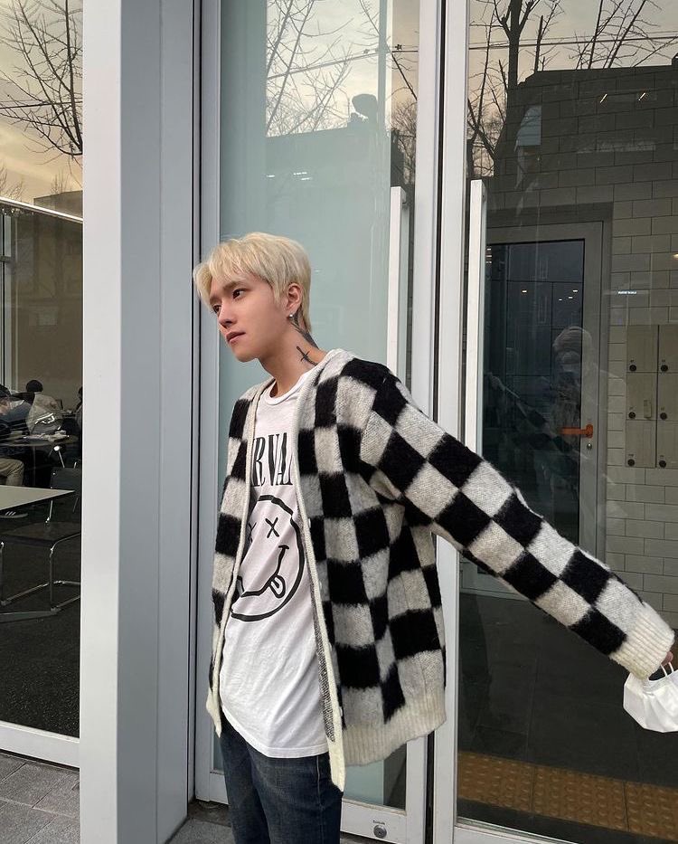 eith_less's tweet image. Ultimamente tenho apenas vivido em modo aleatório: trabalhando no estúdio, curtindo muito em casa, cuidando dos filhotes… 

Admito que ando com saudade de falar sobre história da música, mas deixarei essa conversa para o mês que vem.