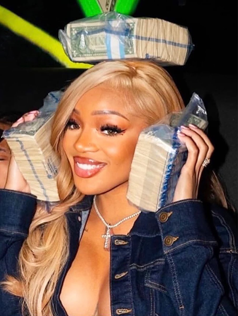 wavecheckers's tweet image. GloRilla outside with that bag 💵