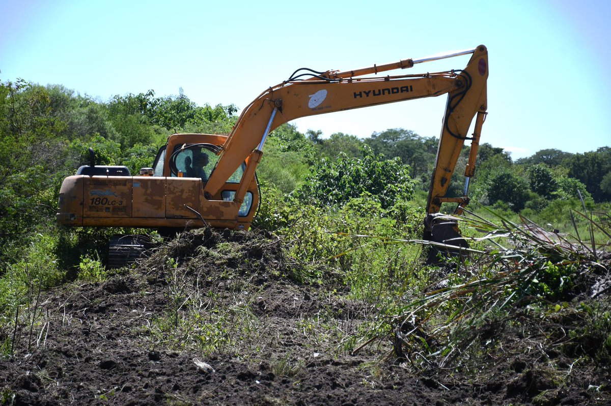 municorrientes's tweet photo. La ciudad mejora 👷‍♂️ Estamos limpiando canales en el barrio Esperanza y recibimos tubos y materiales para ejecutar obras hídricas en el barrio Primera Junta. Con estos trabajos, facilitamos el escurrimiento del agua en días de lluvia y brindamos más salubridad a las familias 💪 https://t.co/l4dkTSciBN