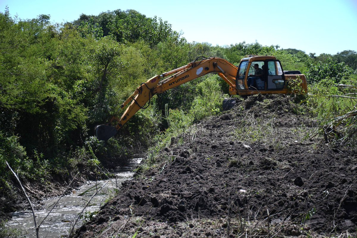 municorrientes's tweet photo. La ciudad mejora 👷‍♂️ Estamos limpiando canales en el barrio Esperanza y recibimos tubos y materiales para ejecutar obras hídricas en el barrio Primera Junta. Con estos trabajos, facilitamos el escurrimiento del agua en días de lluvia y brindamos más salubridad a las familias 💪 https://t.co/l4dkTSciBN