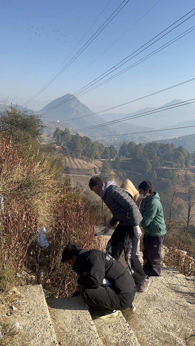 amansintomar's tweet photo. “Earth's beauty is our duty.”

On the occasion of Swami Vivekananda's 163rd birth anniversary, SFD Pithoragath organized a Mountain cleanup drive.

@SFDIndiaOrg 
#SFDPithoragarh
#NationalYouthDay https://t.co/eqWYgw9F4C