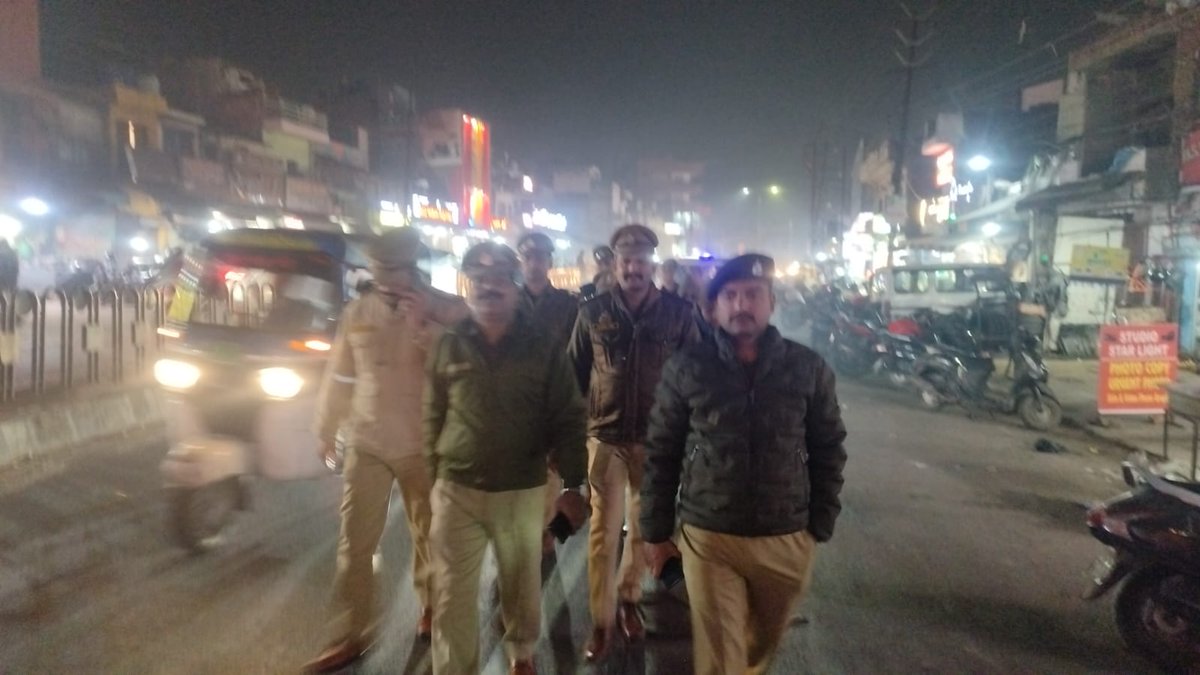 dcpcentrallko's tweet photo. #Lucknow_Police
@LkoCp के निर्देशन में @dcpcentrallko के नेतृत्व में #सुरक्षा_व्यवस्था हेतु। #ACP_महानगर व थाना मदेयगंज पुलिस टीम द्वारा #मॉल/वाहन/#मार्केट/#मार्गों/#चौराहों/ पर #पैदल_गश्त/सघन चैकिंग कर रखी जा रही सतर्क दृष्टि।

@dgpup
@adgzonelucknow
@lkopolice
@112UttarPradesh https://t.co/oGjzXC1dDT