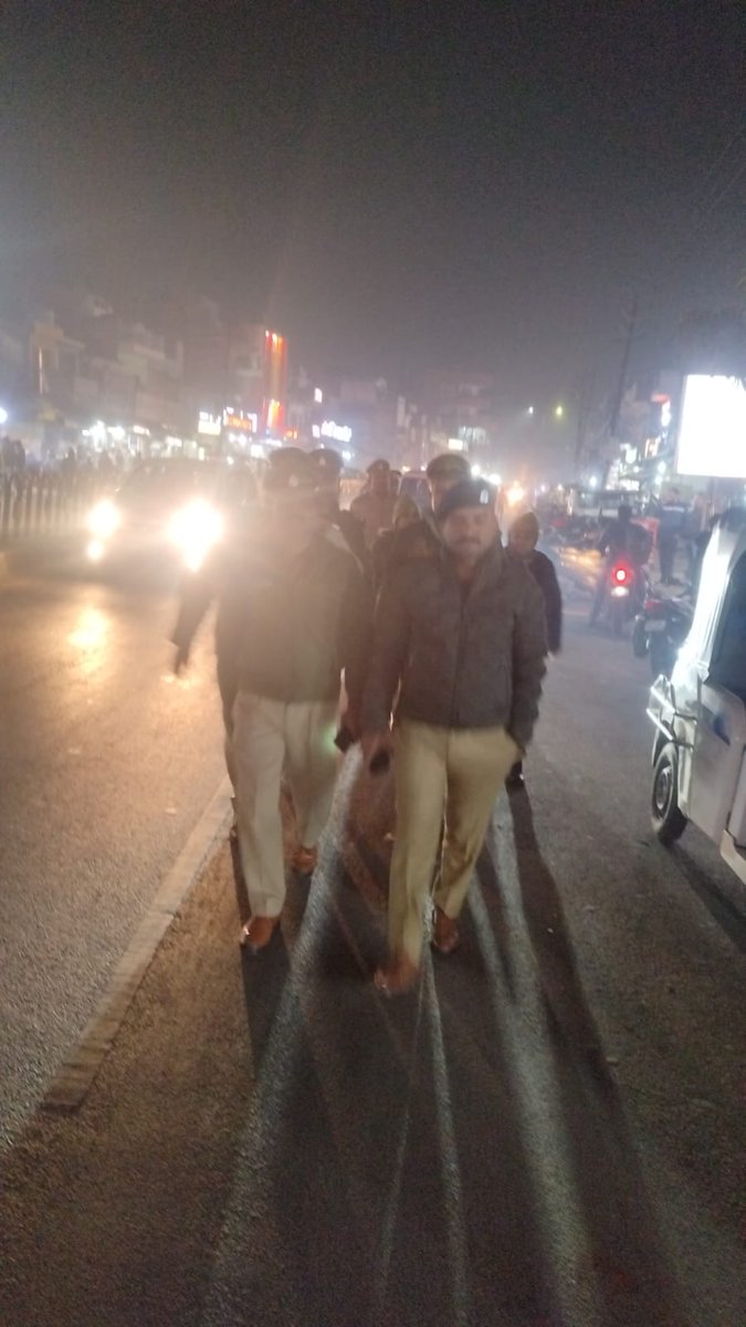 dcpcentrallko's tweet photo. #Lucknow_Police
@LkoCp के निर्देशन में @dcpcentrallko के नेतृत्व में #सुरक्षा_व्यवस्था हेतु। #ACP_महानगर व थाना मदेयगंज पुलिस टीम द्वारा #मॉल/वाहन/#मार्केट/#मार्गों/#चौराहों/ पर #पैदल_गश्त/सघन चैकिंग कर रखी जा रही सतर्क दृष्टि।

@dgpup
@adgzonelucknow
@lkopolice
@112UttarPradesh https://t.co/oGjzXC1dDT
