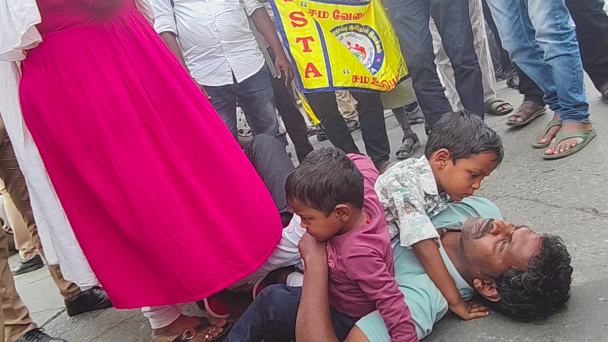 KMS1344111's tweet photo. @sstaemail @Anbil_Mahesh @TThenarasu @CMOTamilnadu 16 ஆண்டு கால அநீதியை களைந்து இடைநிலை ஆசிரியர்களுக்கு "சம வேலைக்கு சம ஊதியம் வழங்கிடுக"
#police_harassment
#SGteachersprotest
#equalpayprotest_day_19
@Anbil_Mahesh 
@CMOTamilnadu 
@TThenarasu https://t.co/Y3uoH233LB