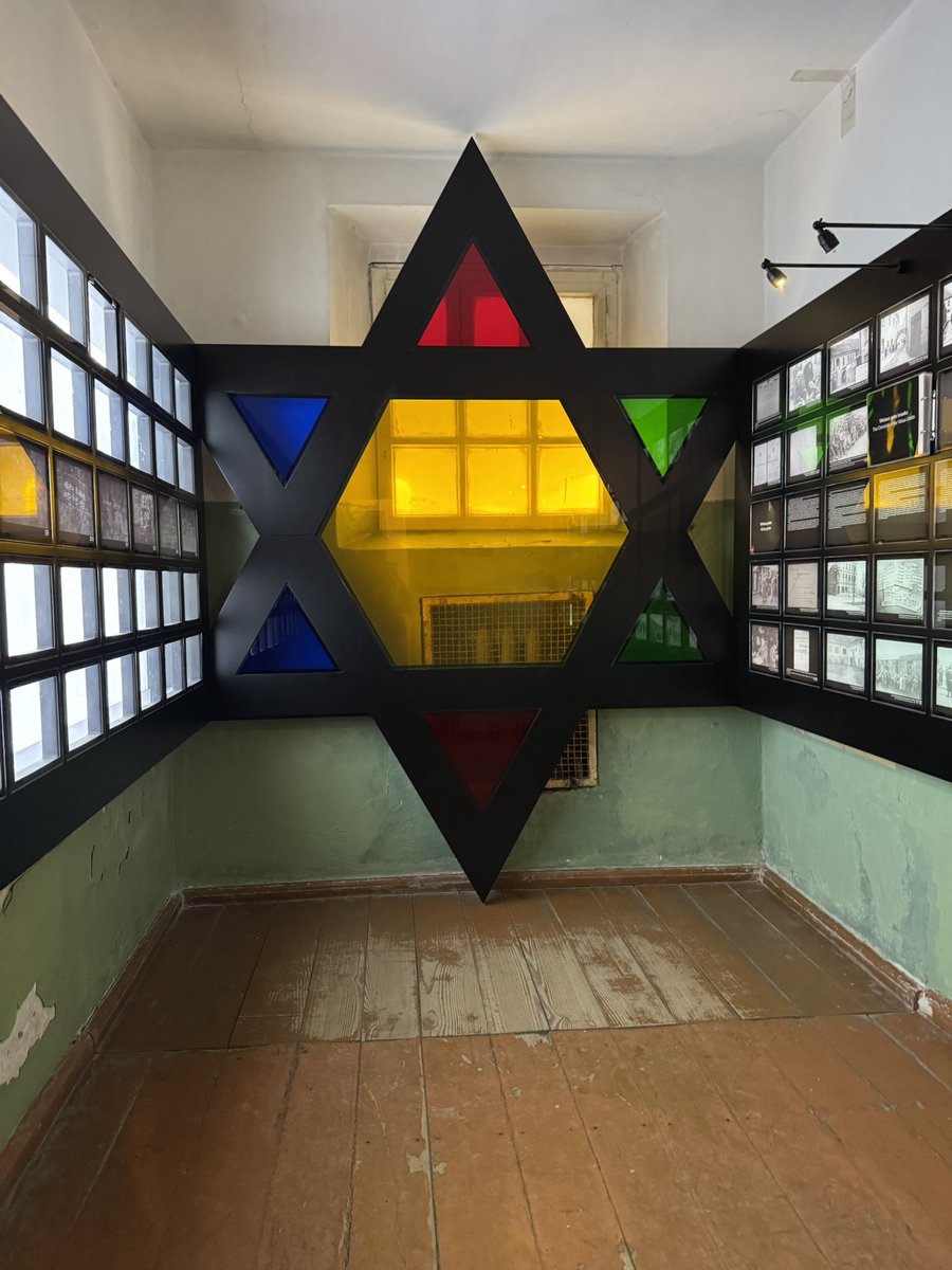 Questa mattina Il Fatto Quotidiano rilancia il tweet stralunato di Mosetti di qualche giorno fa, provando a farmi passare per quella che “va a Vilnius al museo che scorda la Shoah”. È una falsificazione politica fatta con la tecnica più vecchia del mondo che Travaglio avrà