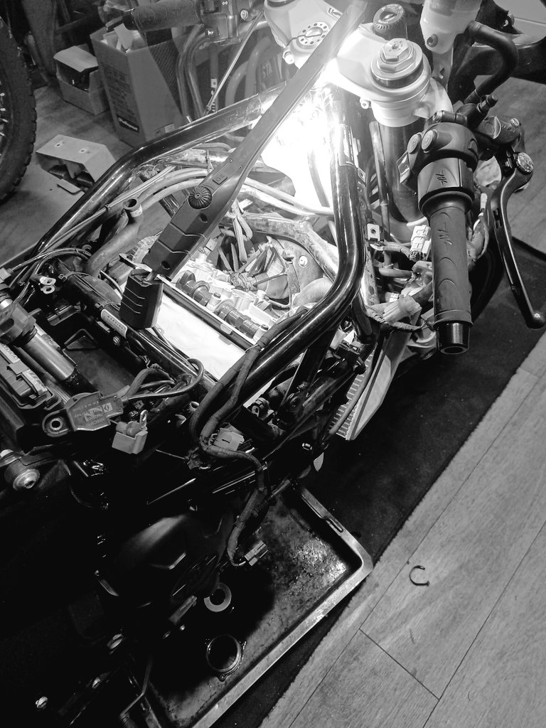 lightning_jyo's tweet photo. 夜は長いぜ
#F3
#CB400FOUR
#GSXR750
#メンテナンス https://t.co/2dX3TlBabn