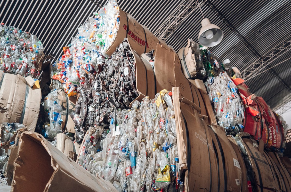 MuniCba's tweet image. 🧵 Hilando Futuro: conocé una de las iniciativas que forma parte del Desafío Innovar por el Clima 2025, impulsado por @corlabgob.

👉🏽 El proyecto consiste en la confección de sogas mediante el reciclado de botellas de plástico (PET).

Más info 📲 cordoba.gob.ar/hilando-futuro…