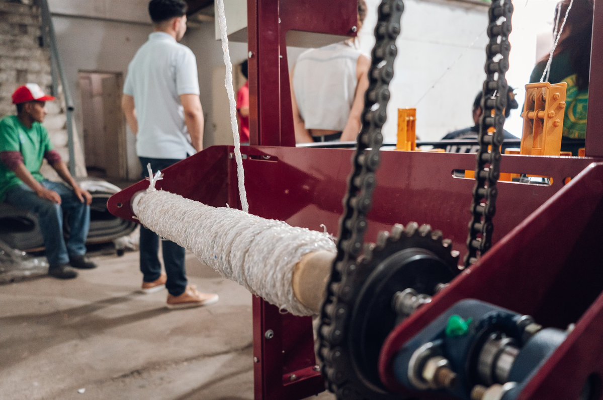 MuniCba's tweet image. 🧵 Hilando Futuro: conocé una de las iniciativas que forma parte del Desafío Innovar por el Clima 2025, impulsado por @corlabgob.

👉🏽 El proyecto consiste en la confección de sogas mediante el reciclado de botellas de plástico (PET).

Más info 📲 cordoba.gob.ar/hilando-futuro…