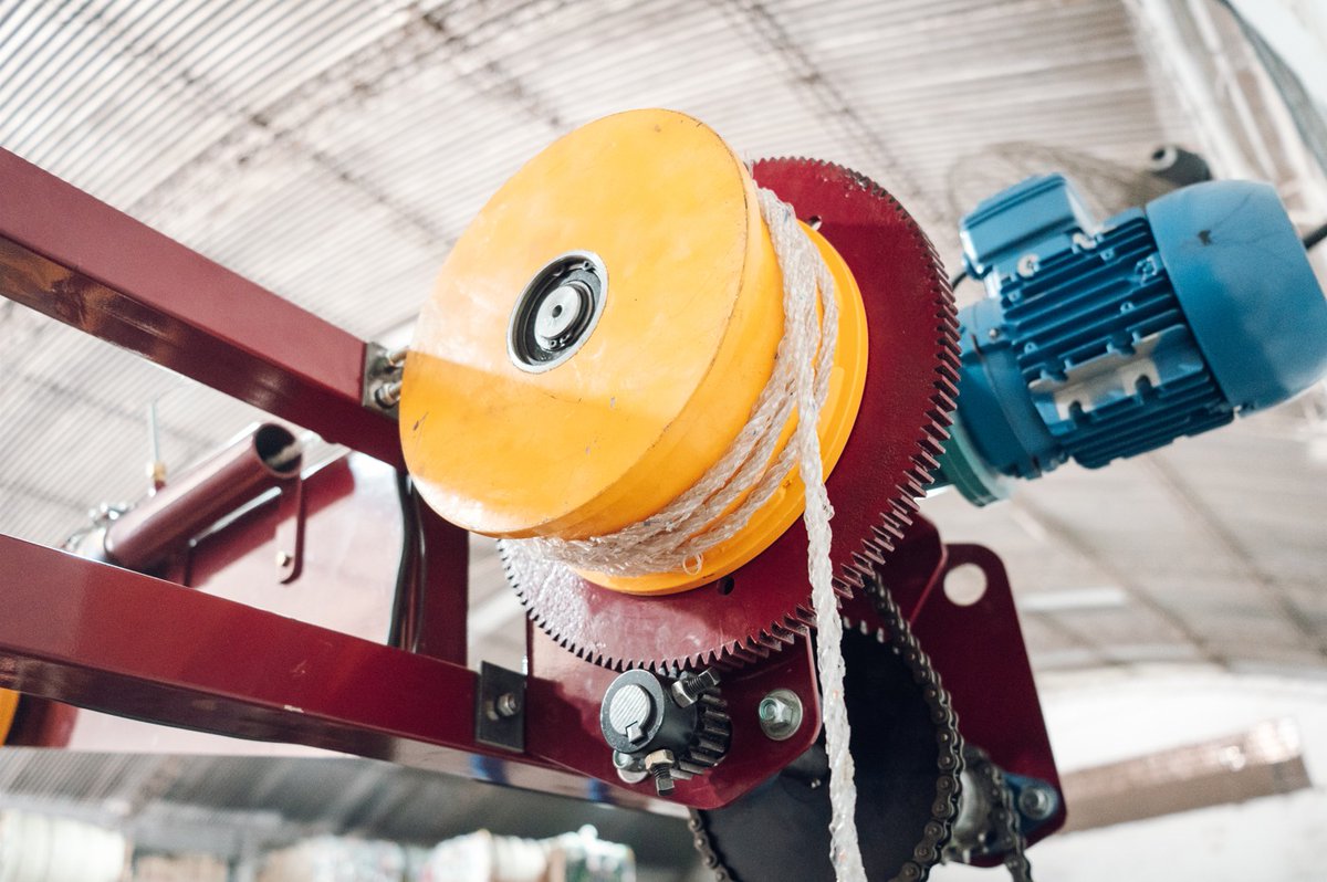 MuniCba's tweet image. 🧵 Hilando Futuro: conocé una de las iniciativas que forma parte del Desafío Innovar por el Clima 2025, impulsado por @corlabgob.

👉🏽 El proyecto consiste en la confección de sogas mediante el reciclado de botellas de plástico (PET).

Más info 📲 cordoba.gob.ar/hilando-futuro…