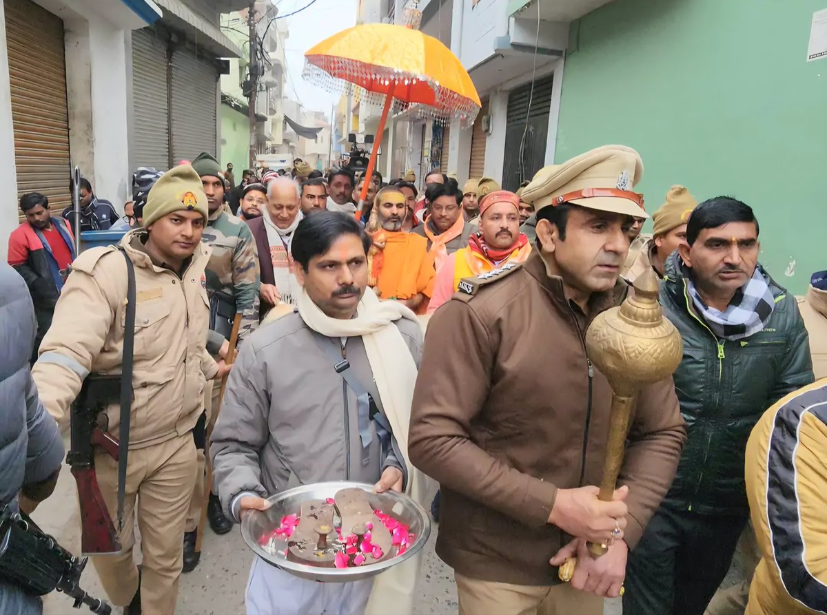 ZakirAliTyagi's tweet image. संभल की CJM कोर्ट ने मुस्लिम युवक को गोली मारने के मामले में ASP अनुज चौधरी समेत 12 पुलिसकर्मियों के खिलाफ़ FIR दर्ज करने का आदेश दिया है, अनुज चौधरी उस वक़्त संभल का CO था वर्तमान में फिरोजाबाद में ASP है।

यामीन का बेटा बिस्किट बेचने का काम करता है, परिवार के मुताबिक़ वह शाही