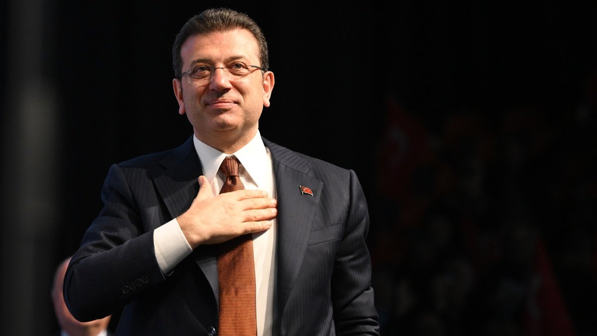 İmamoğlu: 300 gündür tutsağım, ancak saraylarda yaşayanlardan çok daha özgürüm

Ekrem İmamoğlu, tutukluluğunun 300'üncü gününde şu açıklamayı yaptı:

"300 gündür 12 metrekaredeyim, ancak ülkem için hayallerim her yerde, 300 gündür 12 metrekaredeyim, ancak haklılığımı ve onurumu