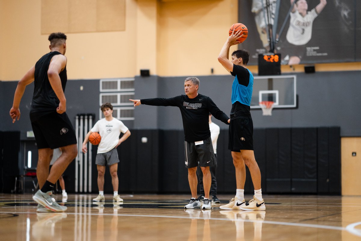 CUBuffsMBB's tweet image. best in the biz 🤝

Coach Rohn named to @SilverWaveMedia's Most Impactful High Major Assistants List