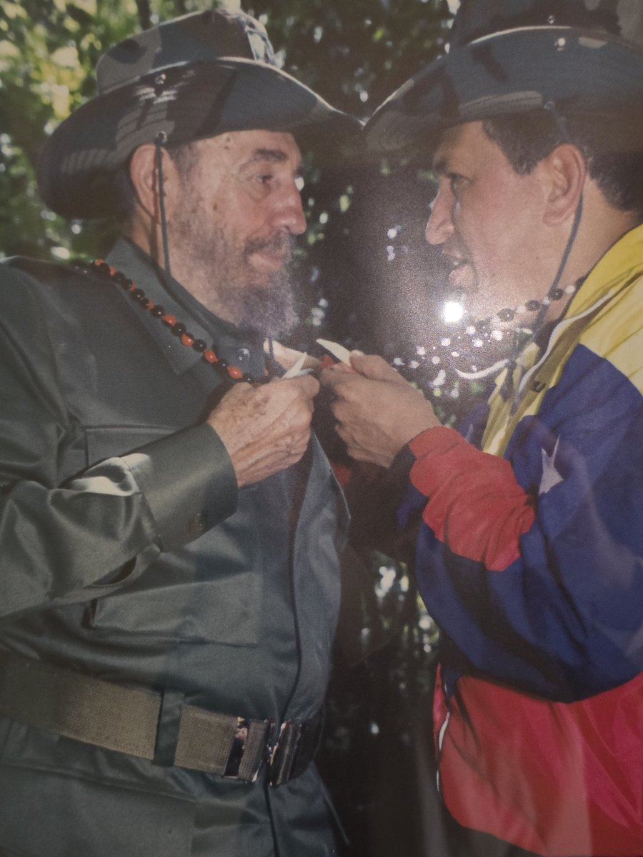 Hoy Yoly, Jaime y yo fuimos a la Embajada d Venezuela p firmar en nombre d la <a href="/CasAmericas/">Casa de las Américas</a> el libro d condolencias x los caídos a causa d la agresión imperialista-fascista vs esa nación hermana. Honor y gloria a los cubanos y venezolanos caídos en la Patria d Bolívar y Chávez!!!