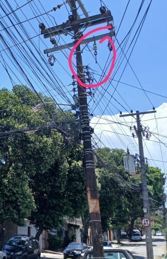 prof_Drica's tweet photo. @lightclientes @moliv_a E quem não tem Facebook faz o q? Aqui está foto do poste onde chave de rede desarmou... pelo WhatsApp já enviado endereço e ponto de referência.  Só falta morador ir consertar. https://t.co/7M6VipeNCG