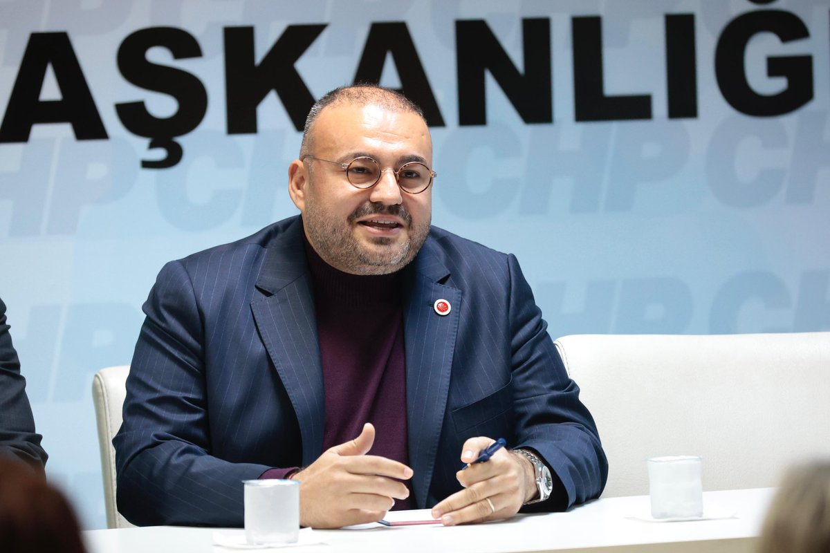 AK Parti Konak İlçe Başkanı’nın açıklamaları, Konak’ta yaşanan gerçek sorunları örtme ve sorumluluğu başkalarına yıkma çabasından ibarettir.
Yıllardır bu ülkeyi yöneten AK Parti iktidarının yarattığı ekonomik yıkımı, bugün belediyelere fatura etmeye çalışmak en hafif tabirle