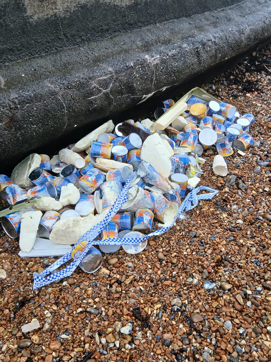 brightonsnapper's tweet image. Seaford locals to the rescue, team effort from a few making all difference #cleanup #seaford
