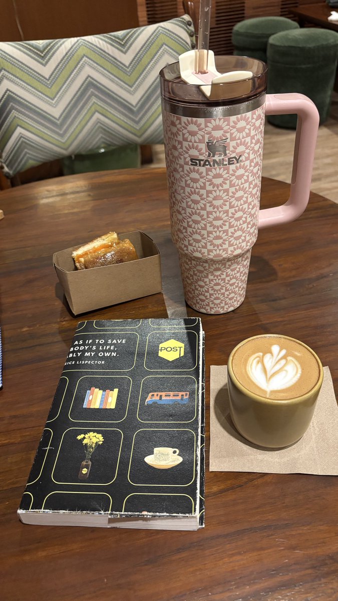 hari ini tuh badan rasanya capek banget. tapi ternyata, maksain melipir bentar ke cafe buat baca… lumayan bikin capeknya mereda.💖