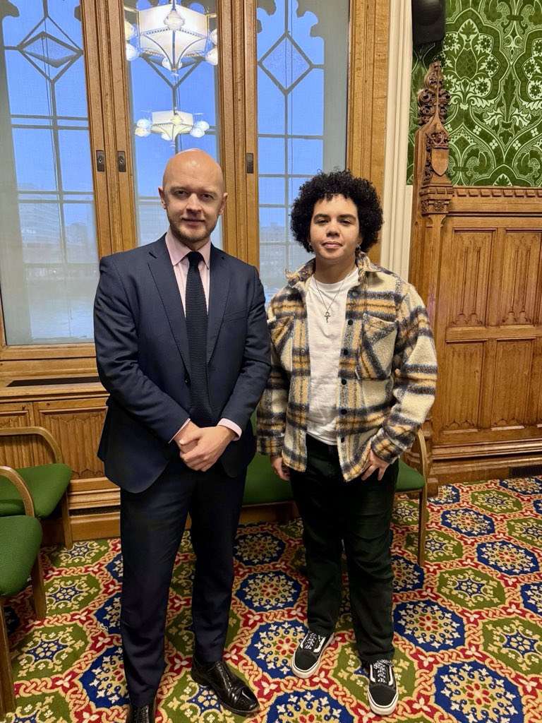 This woman is so brave.

Keira was put on puberty blockers at 16, then given testosterone, then had her healthy breasts removed.

She regrets it all. She was just a tomboy.

She needed support, not medicalisation.

Thank you <a href="/KBtheYoungOG/">Keira Bell</a> for sharing your story.

#StopTheTrial