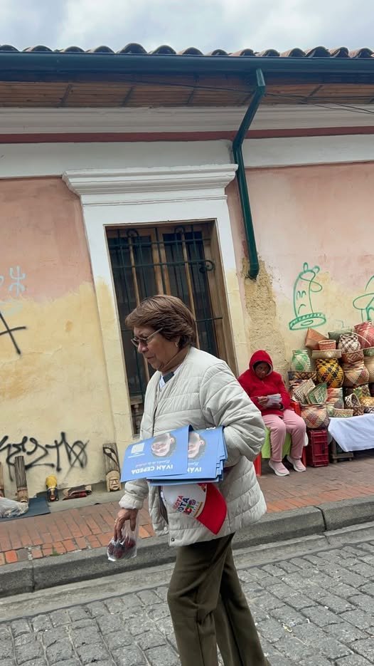 Esta dama es toda una verraca, toda una colombiana valiente, correcta, honesta, hoy se merece un aplauso de todos los colombianos!! <a href="/AidaAvellaE/">Aída Avella senadora de Colombia</a>