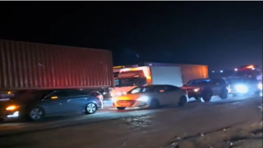 عاجل الأمن العام: إعادة فتح الطريق الصحراوي أمام حركة السير على الطريق الصحراوي 