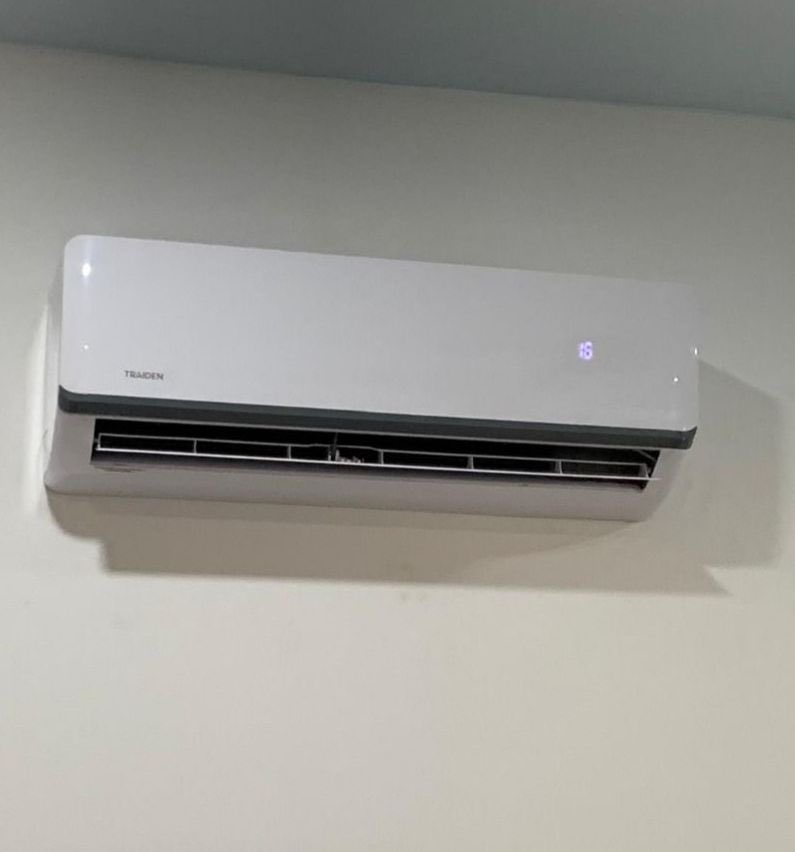 QGdoPOP's tweet image. Flávio Bolsonaro afirma que Jair Bolsonaro está sendo tortur4do com o barulho do ar-condicionado em cela:

“Sendo obrigado a ficar 12 horas por dia dormindo com um barulho desse no seu ouvido, uma tortur4 isso, ele precisa ir para prisão domiciliar humanitária.”