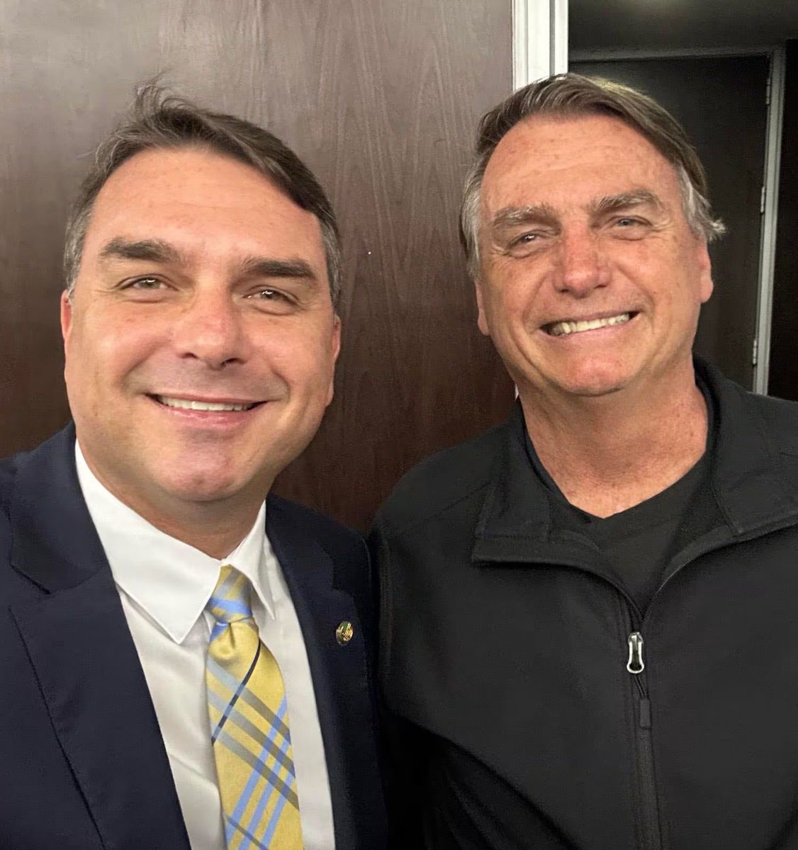 QGdoPOP's tweet image. Flávio Bolsonaro afirma que Jair Bolsonaro está sendo tortur4do com o barulho do ar-condicionado em cela:

“Sendo obrigado a ficar 12 horas por dia dormindo com um barulho desse no seu ouvido, uma tortur4 isso, ele precisa ir para prisão domiciliar humanitária.”