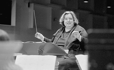 Sarah Caldwell made her debut as the first woman to conduct at the Metropolitan Opera #OTD in 1976.

She led a performance of Verdi's 𝘓𝘢 𝘛𝘳𝘢𝘷𝘪𝘢𝘵𝘢 starring Beverly Sills.  Caldwell was a pioneering figure in American opera and the founder of the Opera Company of Boston.