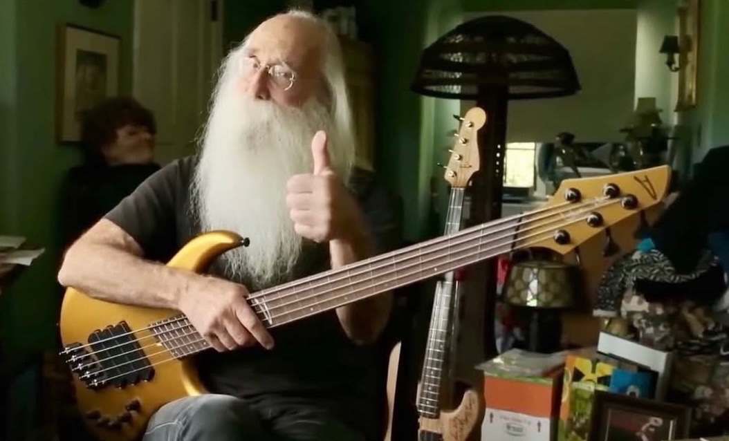 historyinmemes's tweet image. Legendary session bassist Leland Sklar famously installed a switch on his bass that does absolutely nothing. He calls it the “producer switch”: when a producer asks for a different sound, he flips it—making sure they notice—and keeps playing. Sklar says the placebo has spared him…