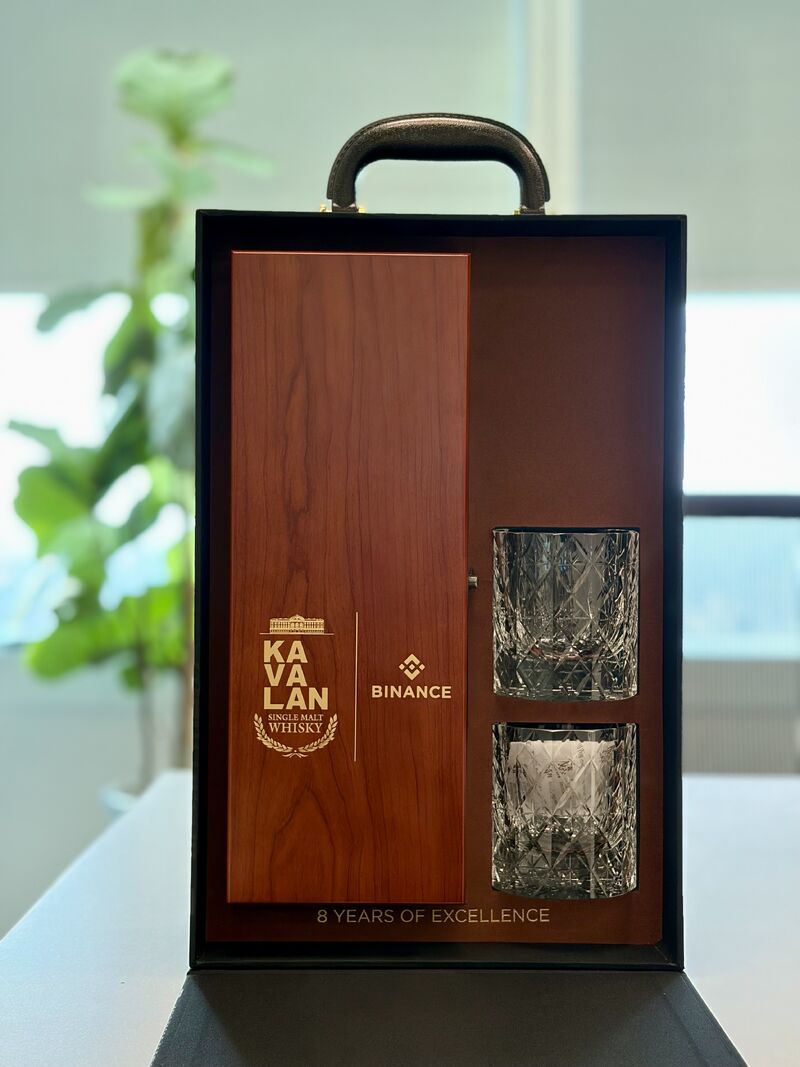 Anti__Capital's tweet image. We're excited to kick off 2026 with a special gift from @binance : award-winning Kavalan Single Malt Whisky and two Edo Kiriko crypto glasses. 🥃

A big thank you to @binance  for this thoughtful gesture. Here’s to another year of collaboration and success! 🥂

#AntiCapital