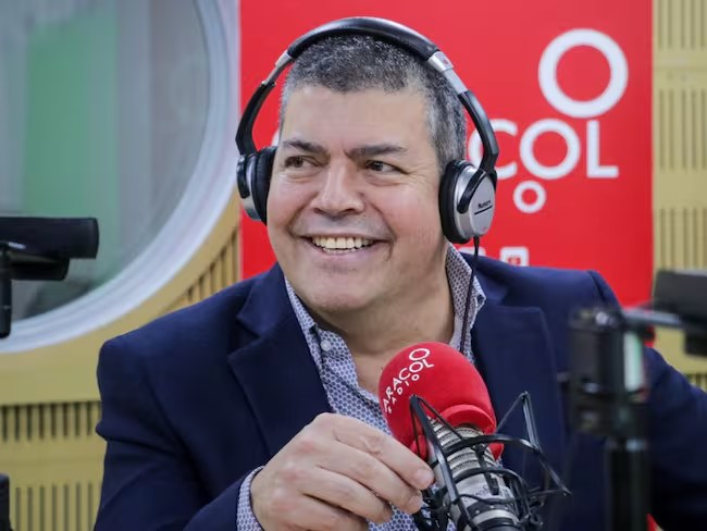 revisandopaja's tweet image. Lejos de los micrófonos, en puestico de oficina, acabó con "La Luciérnaga" convirtiéndola en "La Lumierdaga" y a caracol radio en "paracol radio".  QUEMADO POR BANDIDO