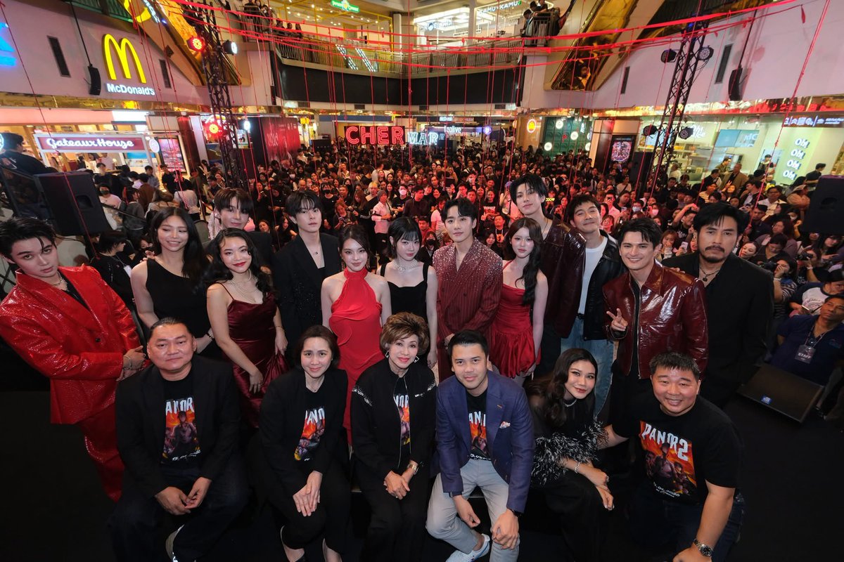 เห็นป้ายไฟพี่เฌอ คือปรับเปลี่ยนป้ายได้ตามขนาดพื้นที่มาก (ถ้าเจ้าของงานอนุญาตให้ตั้ง) 
ก่อนงาน ประสานงานเรื่องพื้นที่ตั้ง มีให้เลือก 9 ตัว 4 ตัว หรือ ฌ ตัวเดียว เจ๋งมาก!!! ทำตัวเหมือนเซลขายของนุอยากตั้ง ป้ายเดียวนุก็มี 🤣
ด้วยพื้นที่และข้อจำกัด รอบนี้ CHER ออกงาน